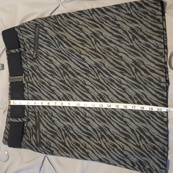 Black & Charcoal Leopard print skirt with belt, size 8, Darjoni - Picture 4 of 5